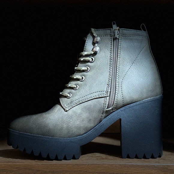 Seven7 Women's Olive Lace Up Boots w/zip-up option Size 7 NWT! - Picture 3 of 6